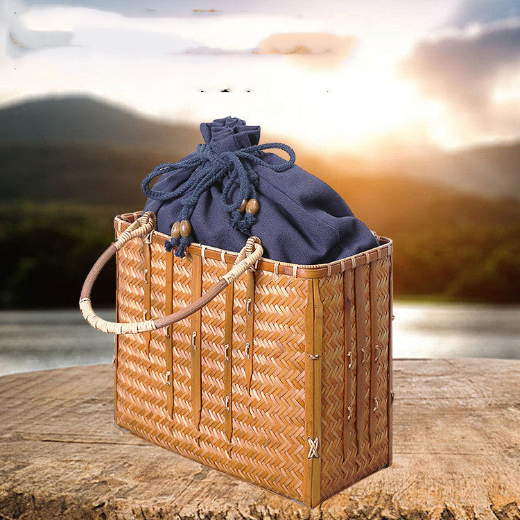 6. Handgjord flätad väska av bambu