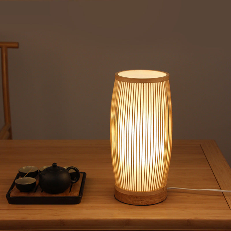 7. Bordslampa av bambu