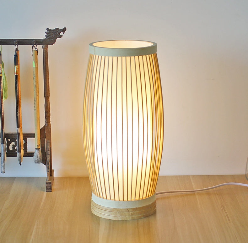 7. Bordslampa av bambu
