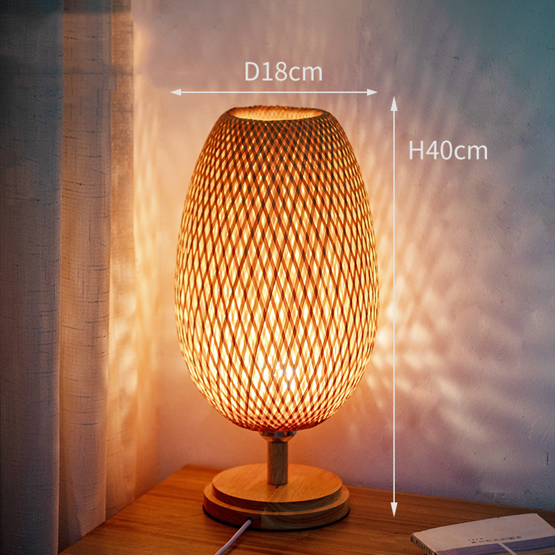 7. Bordslampa av flätad bambu