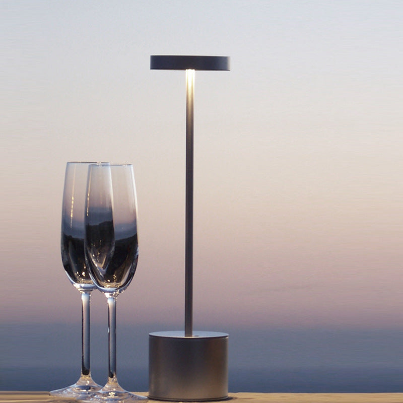 7. Laddbar bordslampa med LED ljus