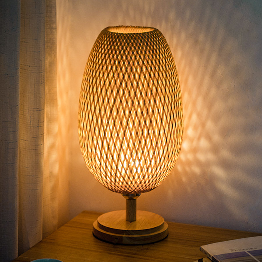 7. Bordslampa av flätad bambu