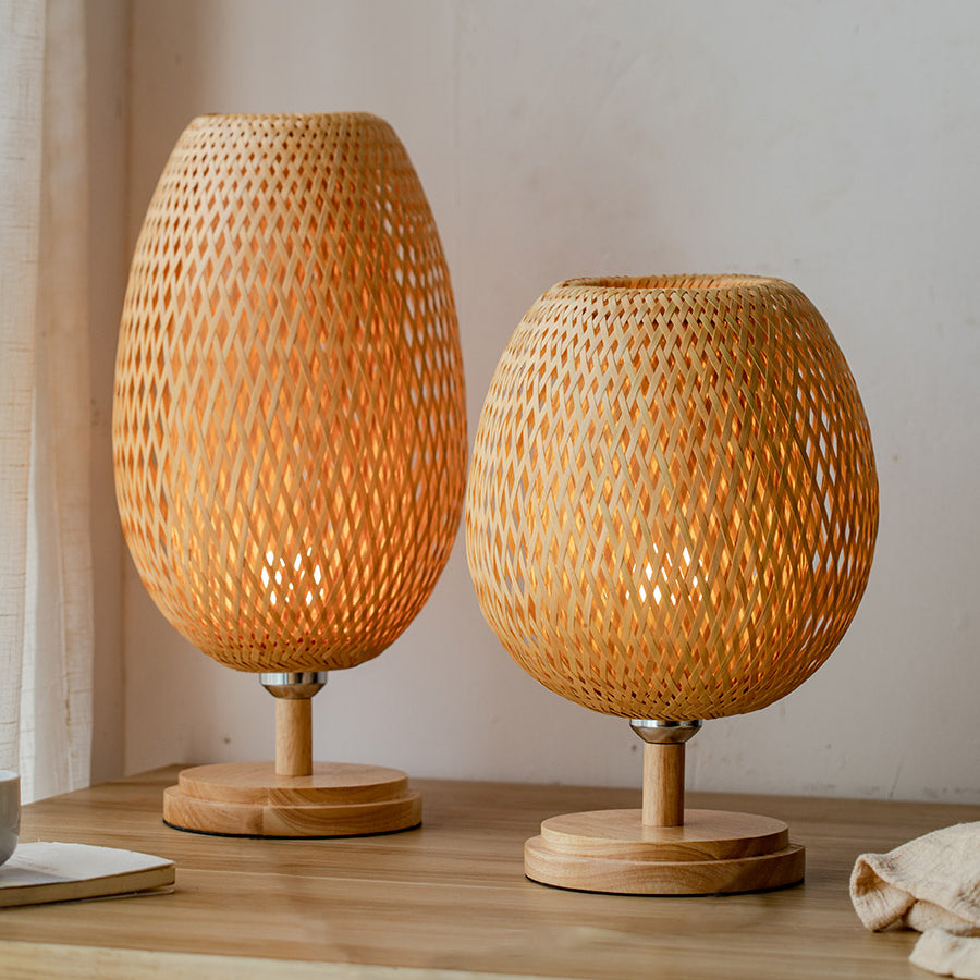7. Bordslampa av flätad bambu