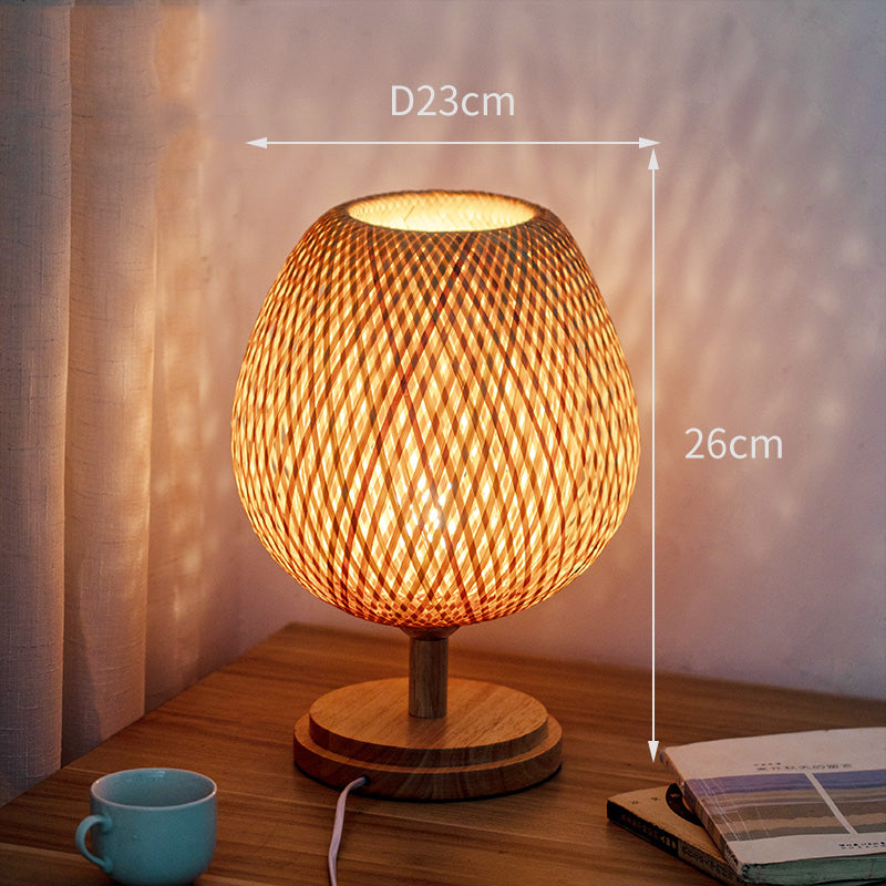 7. Bordslampa av flätad bambu