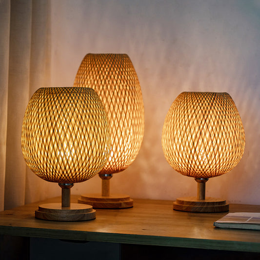 7. Bordslampa av flätad bambu